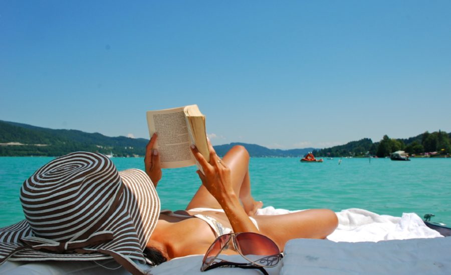 Entspannung mit Buch auf Oehlwein Luxusboot, Bootsvermieter am Wörthersee