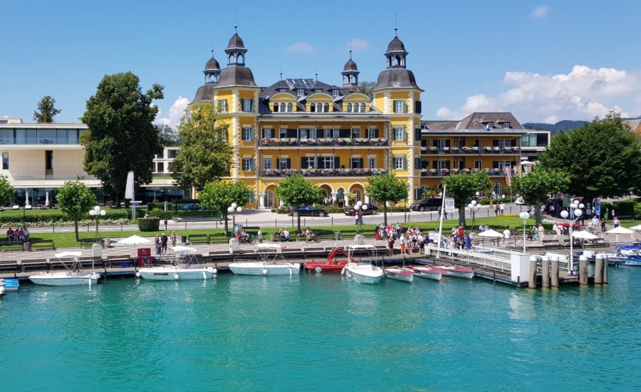 Boote vor Schlosshotel Velden am Wörthersee