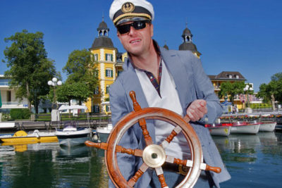 Michael Oehlwein Boote Kapitän vor Schlosshotel