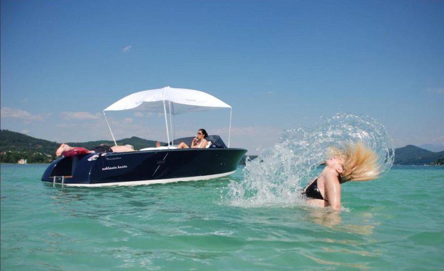 Yacht mit Urlaubern am Wörthersee in Kärnten