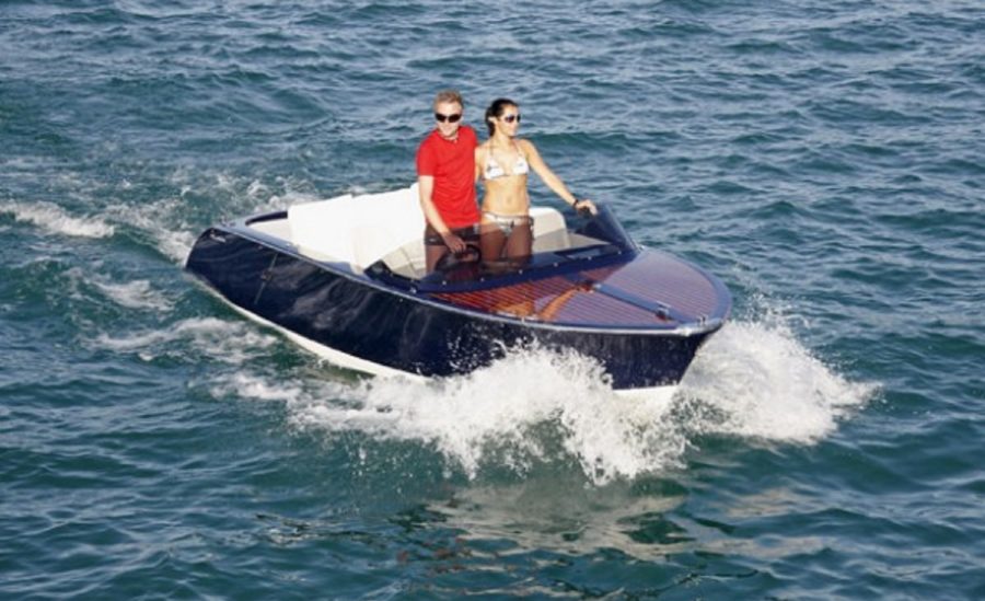 Pärchen bei Ausfahrt mit Frauscher Yacht am Wörthersee im Sommer