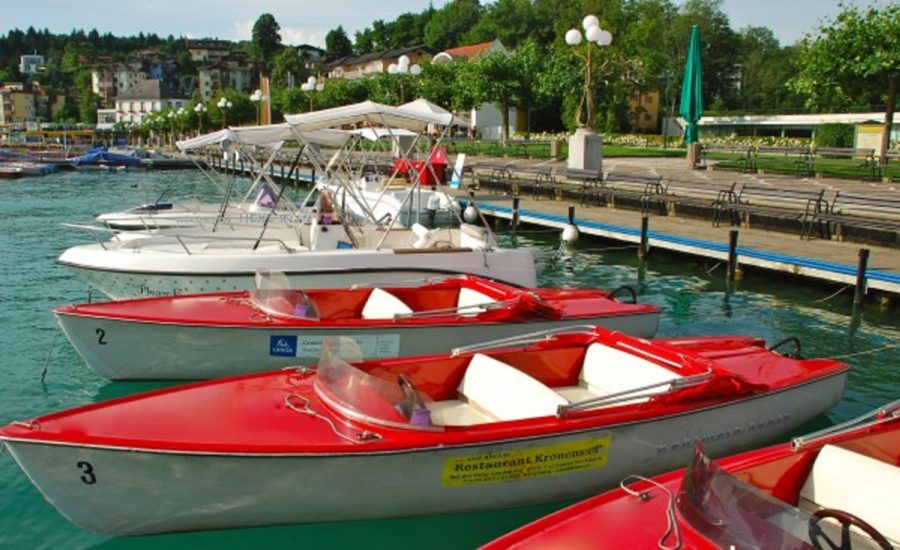 Miet- & Elektroboote am Wörthersee - Seecorso Velden vor Schlosshotel bei Oehlwein Boote