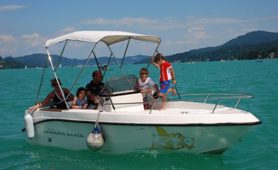 Familie auf Luxusboot von Oehlwein in Velden am Wörthersee