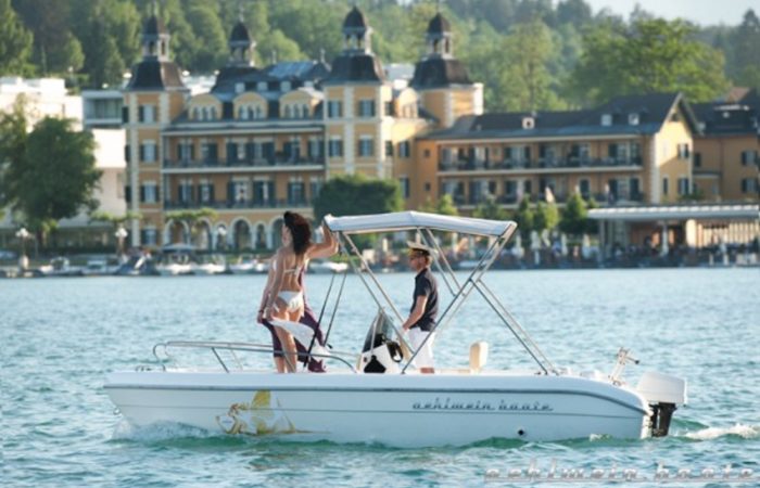 Am Luxusboot von Oehlwein Bootsverleih vor Schlosshotel in Velden am Wörthersee