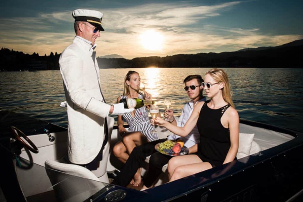 Specials am Wörthersee - Seebutler auf Yacht von Oehlwein Boote in Velden bei Sonnenuntergang am See