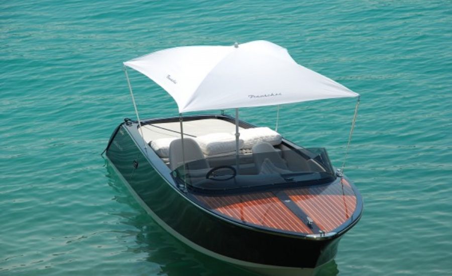 Yacht Valencia von Oehlwein Boote am Wörthersee mit Sonnendeck im Sommer